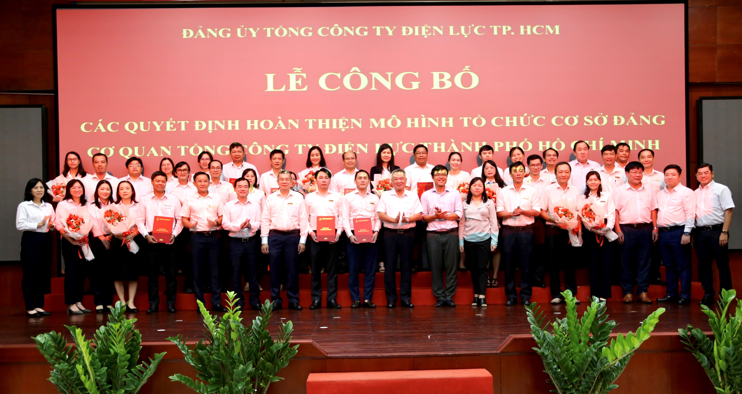 Cấp ủy 13 chi bộ cơ sở trực thuộc Đảng ủy Tổng Công ty chụp ảnh cùng lãnh đạo Tổng Công ty.